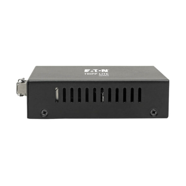 d2e3cca8d608829a2430b03808e18f58 Tripp Lite series Gigabit Multimode Fiber to Ethernet Media Converter, POE+ - 10/100/1000 LC, 850 nm, 550M (1804.46 ft.)